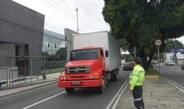 Prefeitura de Manaus fiscaliza caminhões na avenida Ephigênio Sales