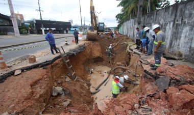 Prefeitura de Manaus trabalha em cratera de 2,5 metros de profundidade na avenida Rodrigo Otávio