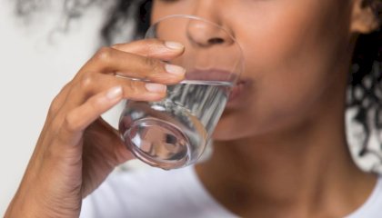 Hidratação adequada do corpo pode retardar o envelhecimento, diz estudo
