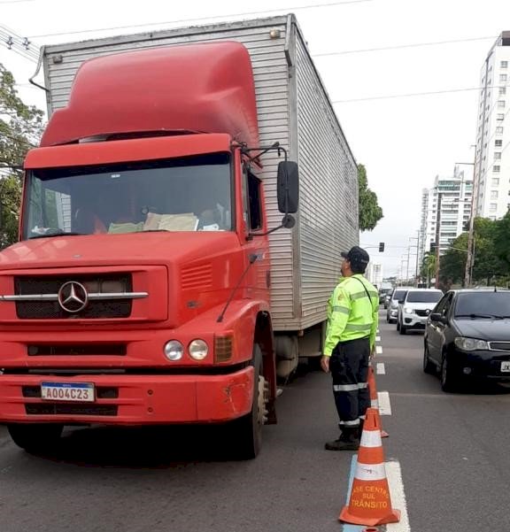 Prefeitura fiscaliza circulação de veículos pesados na zona Centro-Sul de Manaus e autua motoristas