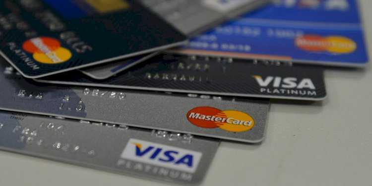 Inadimplência recorde no rotativo do cartão de crédito acende alerta nos bancos brasileiros