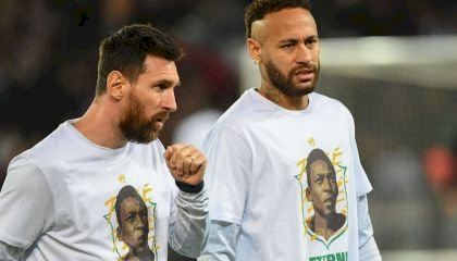 Messi e Neymar homenageiam Pelé antes de partida do Paris Saint-Germain