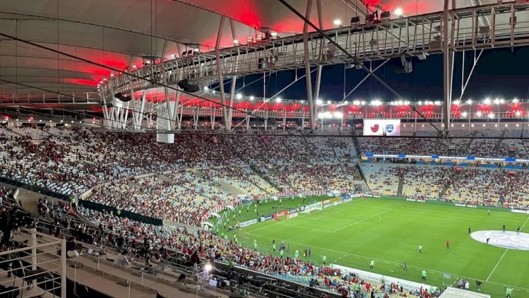 Torcedores do Flamengo chamam Pelé de maconheiro durante minuto de silêncio e Zico se pronuncia