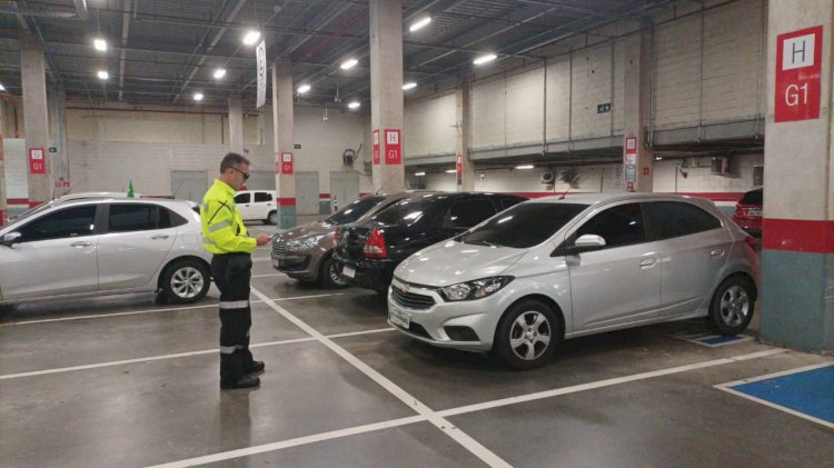 Prefeitura realiza fiscalização em shopping center para garantir uso correto de vagas especiais