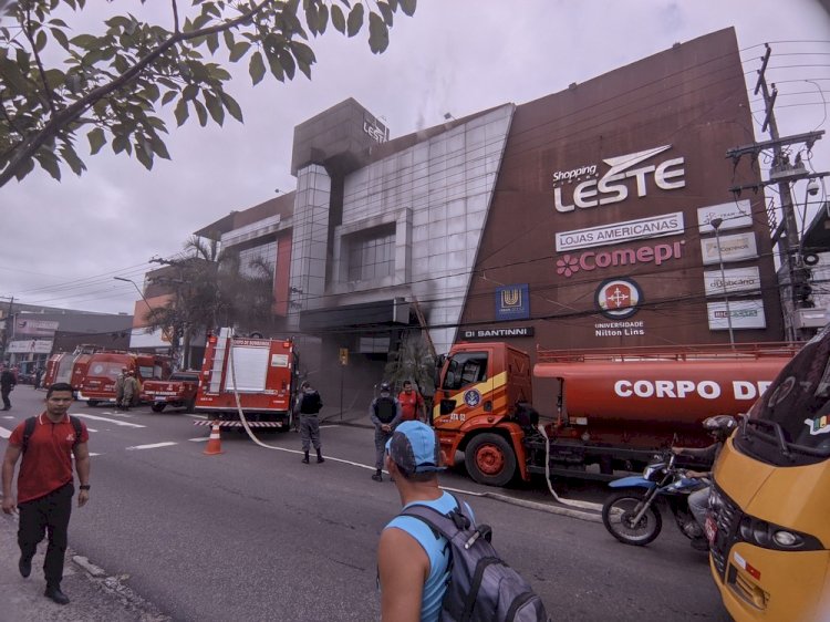 Princípio de incêndio atinge depósito de loja em shopping de Manaus