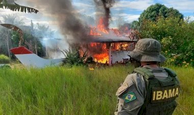 Ibama queima avião, helicóptero e maquinários de garimpeiros ilegais na Terra Yanomami