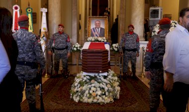 Funeral do ex-governador Amazonino Mendes é realizado no Teatro Amazonas