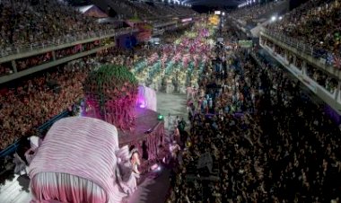 Homenagem a sambistas e “levitação” marcam primeira noite de desfiles no Rio