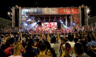 Mais de 30 artistas se revezam no palco do Carnaboi neste fim de semana, no Sambódromo