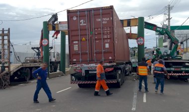 Prefeitura retira limitadores danificados por carreta no Complexo Viário Ministro Roberto Campos