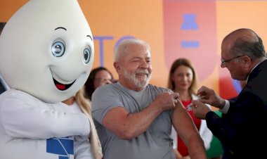 Lula é vacinado por Alckmin e lança campanha nacional de vacinação