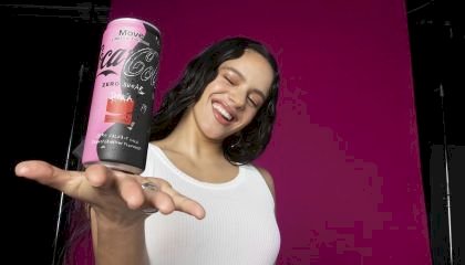 Coca-Cola lança novo sabor nos EUA em parceria com vencedora do Grammy Rosalía