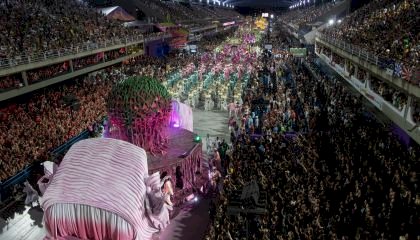 Homenagem a sambistas e “levitação” marcam primeira noite de desfiles no Rio