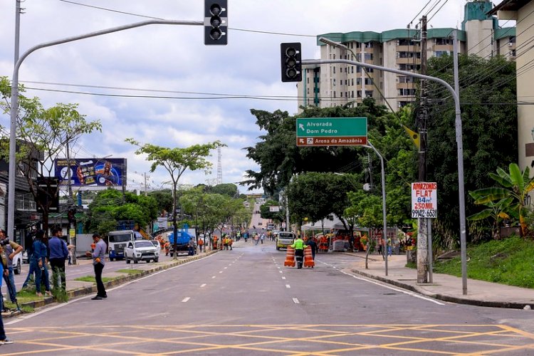 Prefeito David Almeida entrega recuperação de trecho da avenida Djalma Batista em tempo recorde