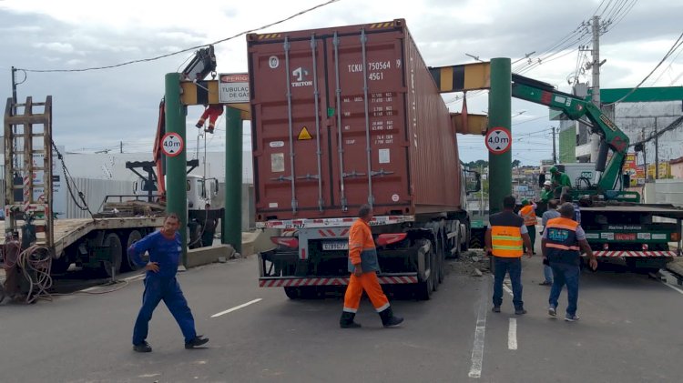 Prefeitura retira limitadores danificados por carreta no Complexo Viário Ministro Roberto Campos