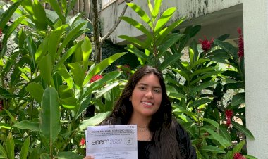 12 horas de estudo por dia, 'caderninho do erro' e mais de 150 redações: jovem nota mil no Enem é 1º lugar em medicina da UFF