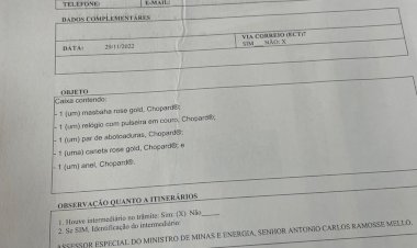 Bolsonaro recebeu pacote de joias e o mantém em seu ‘acervo privado’, diz ajudante de ordens