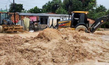Mais de 30 famílias são retiradas de área de risco após deslizamento de barranco em comunidade de Manaus