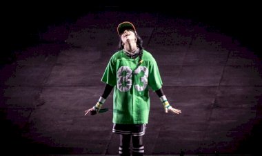 Billie Eilish transforma músicas intimistas em hinos para multidão e faz show arrebatador no Lolla