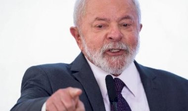 Lula assina reajuste para servidores públicos e promete mais concursos