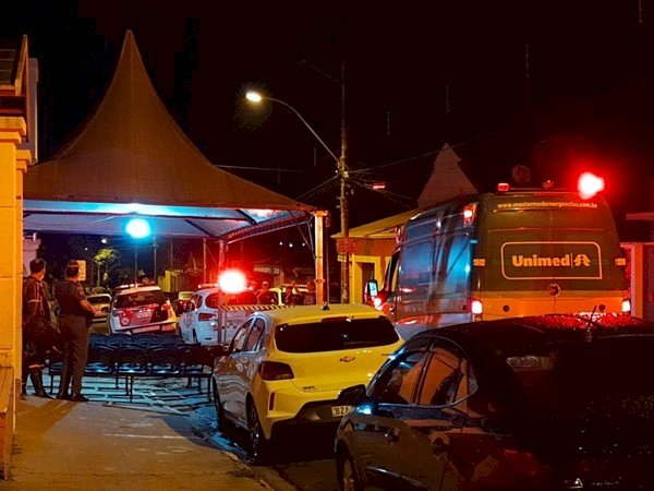 Homem esfaqueia 7 pessoas em hospital e é morto pela PM no interior de SP