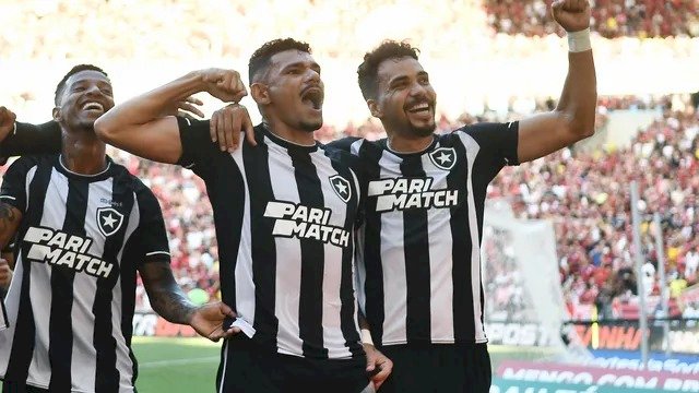 BOTAFOGO VENCE CLÁSSICO CONTRA O FLAMENGO NO MARACANÃ E ASSUME A LIDERANÇA ISOLADA DO CAMPEONATO BRASILEIRO.