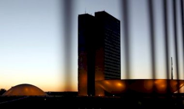 Arthur Lira decide adiar votação do PL das Fake News no plenário da Câmara