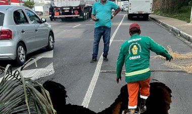 Prefeitura interdita trecho da avenida Torquato Tapajós por conta de um buraco na via
