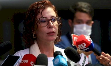 Sem estar vacinada, Carla Zambelli contrai Covid e está na UTI no DF