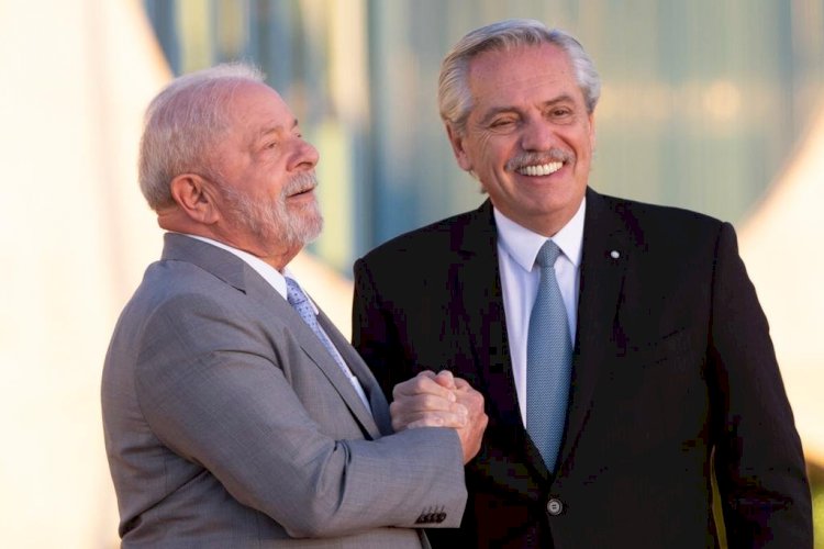 Lula promete a Fernández tentar mudar regra dos Brics para ajudar Argentina