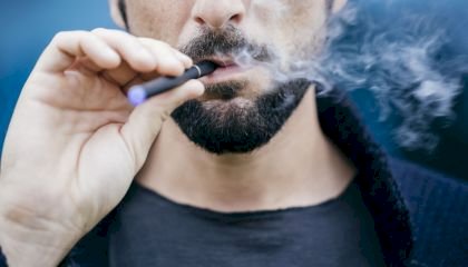 Consumo de cigarros eletrônicos no Brasil quadruplica entre 2018 e 2022, diz pesquisa