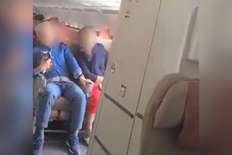 Homem é preso acusado de abrir porta de avião e causar pânico na Coreia do Sul