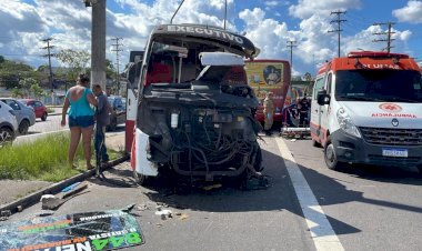 Acidente grave entre ônibus e micro-ônibus deixa feridos na Torquato Tapajós, em Manaus