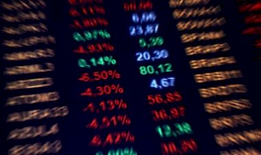 Ibovespa fecha semana com alta de 1,5% com otimismo global; dólar cai forte, a R$ 4,95