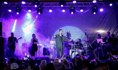 Elymar Santos movimenta casa de praia Zezinho Corrêa com os melhores sucessos da música romântica