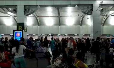 Aeroporto de Salvador tem atividades suspensas; voos são cancelados e passageiros se aglomeram em saguão