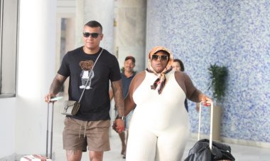 Jojo Todynho desembarca no Rio de mãos dadas com novo namorado; fotos