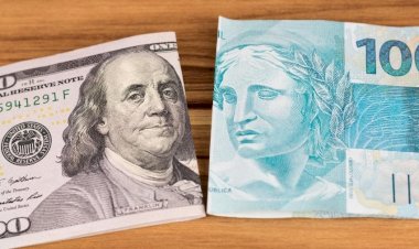 Dólar vai a R$ 4,803, e renova menor valor em um ano