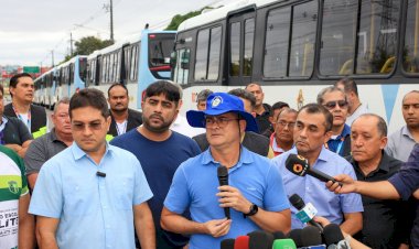 Prefeito entrega novos ônibus e frota renovada de veículos soma 272 em Manaus