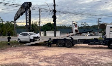 Carro colide contra placa de sinalização, em Manaus; quatro pessoas ficam feridas