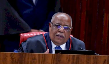 Relator do caso, Benedito Gonçalves vota para tornar Bolsonaro inelegível