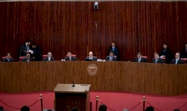 Com 3 votos a 1 pela inelegibilidade de Bolsonaro, TSE adia julgamento para sexta