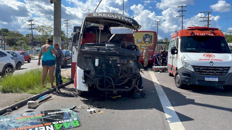 Acidente grave entre ônibus e micro-ônibus deixa feridos na Torquato Tapajós, em Manaus