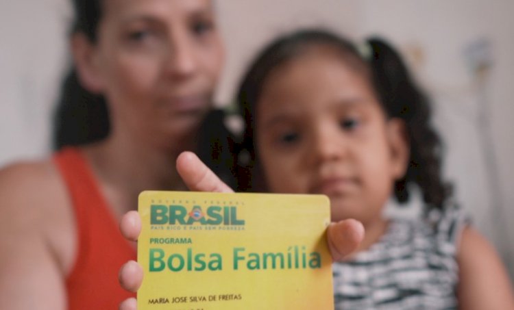 Lula assina decreto que regulamenta novo Bolsa Família; benefício terá valor extra por dependente a partir de junho