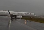Avião da Latam derrapa em pouso, sai da pista e fecha aeroporto em Florianópolis; veja vídeo