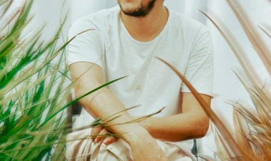 Cantor e compositor Santaella comemora 1 milhão de plays, anuncia show em São Paulo e lançamento de novo single