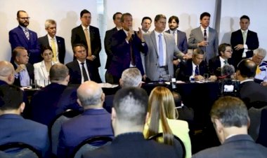 Tarcísio é hostilizado ao defender reforma em reunião com Bolsonaro