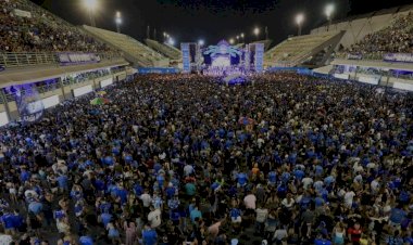 Caprichoso comemora bicampeonato com Sambódromo lotado