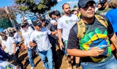 URGENTE: Grupo pró-armas faz ato a 600m do Congresso; Eduardo Bolsonaro está lá