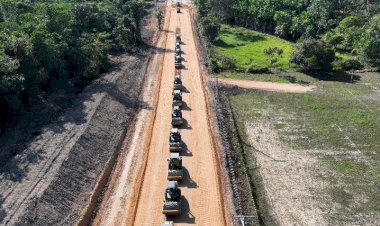 Wilson Lima vistoria obras na AM-010 e destaca importância da via para o desenvolvimento econômico